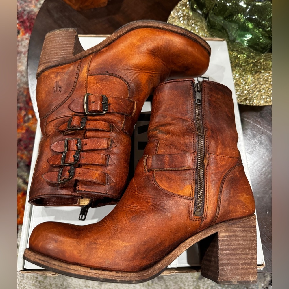 Preowned Frye Kelly Belted Short Boots in Cognac Size 8